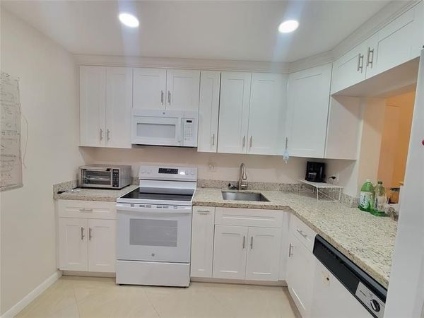 5945 Del Lago Cir, Unit 105, Sunrise, FL 33313