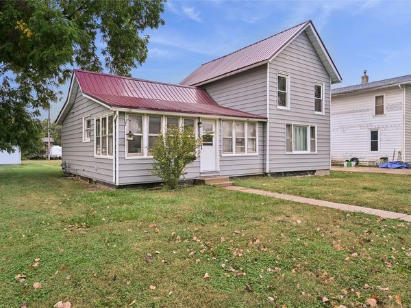 906 6th Avenue, Belle Plaine, IA 52208