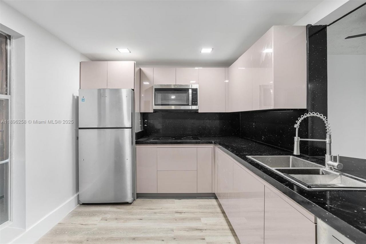 2861 Somerset Dr, Unit 203, Lauderdale Lakes, FL 33311 Photo