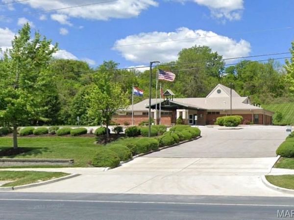 1821 S River Road, St Charles, MO 63303