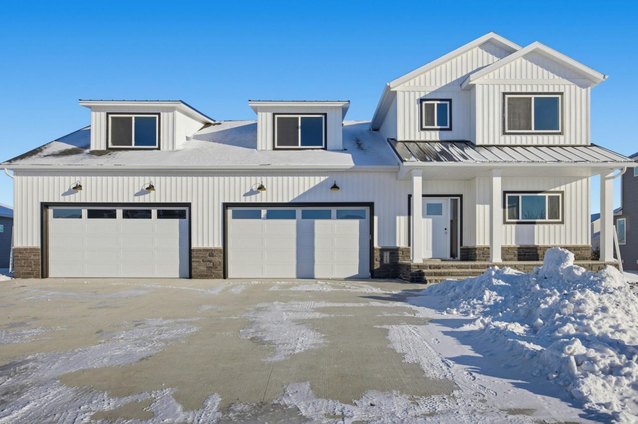 7448 16th Street S, Fargo, ND 58104 Main Photo