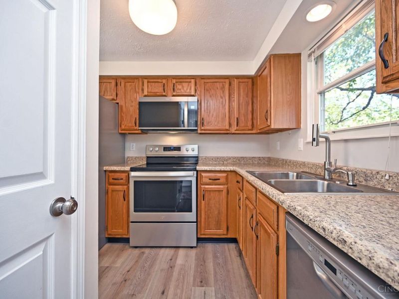 1055 Stratford Court, Unit 33, Loveland, OH 45140 Photo 5