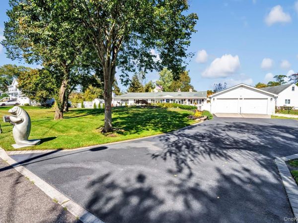 117 Middlesex Avenue, Oakdale, NY 11769