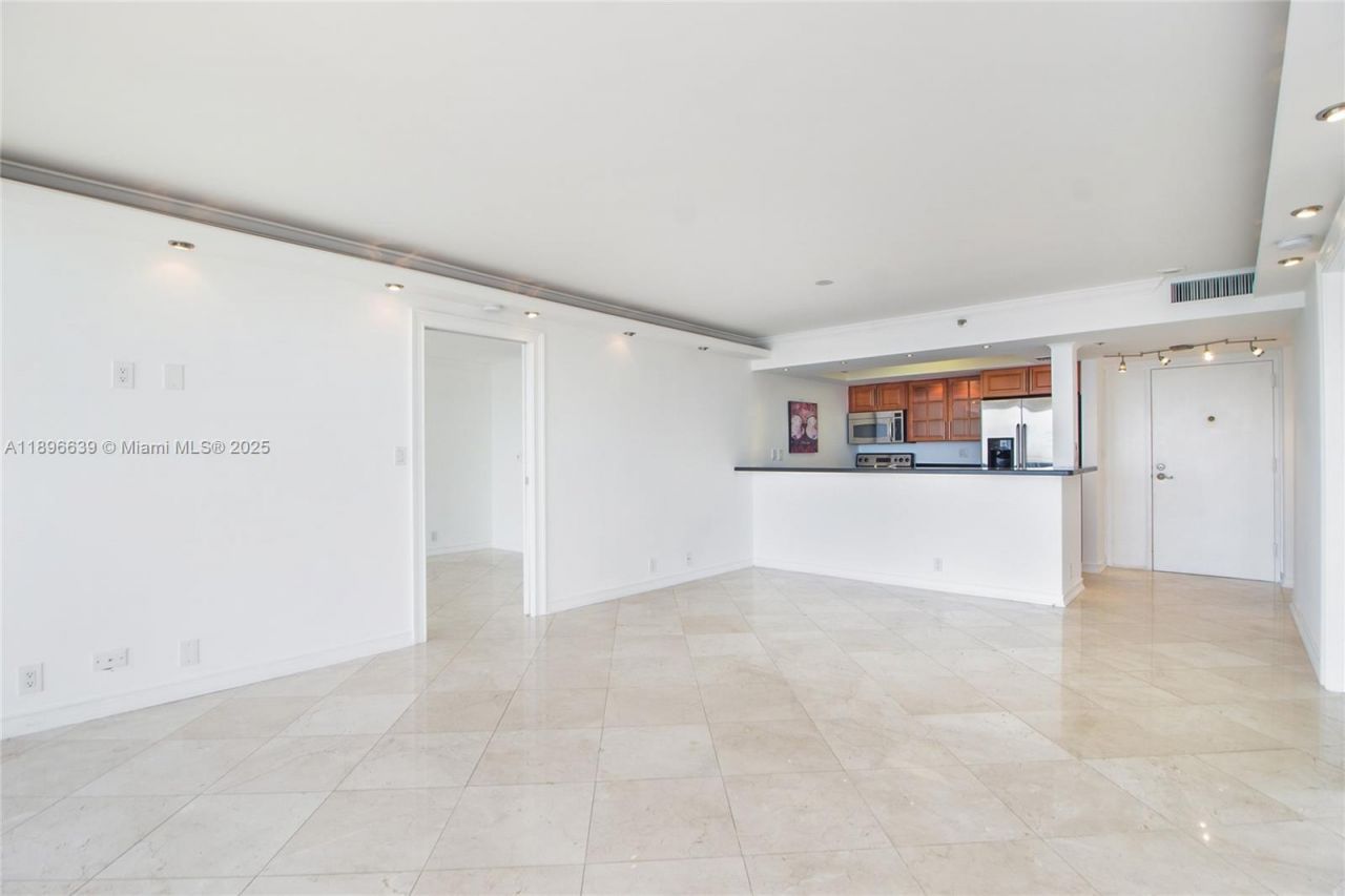 7601 E Treasure Dr, Unit 1219, North Bay Village, FL 33141 Photo