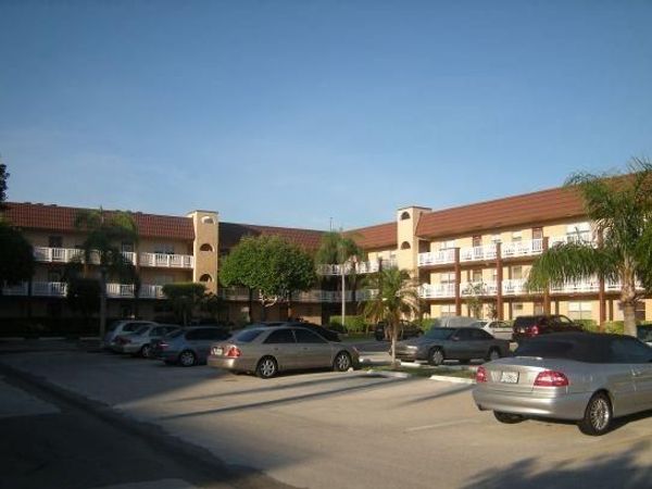 9261 Sunrise Lakes Blvd, Unit 112, Sunrise, FL 33322