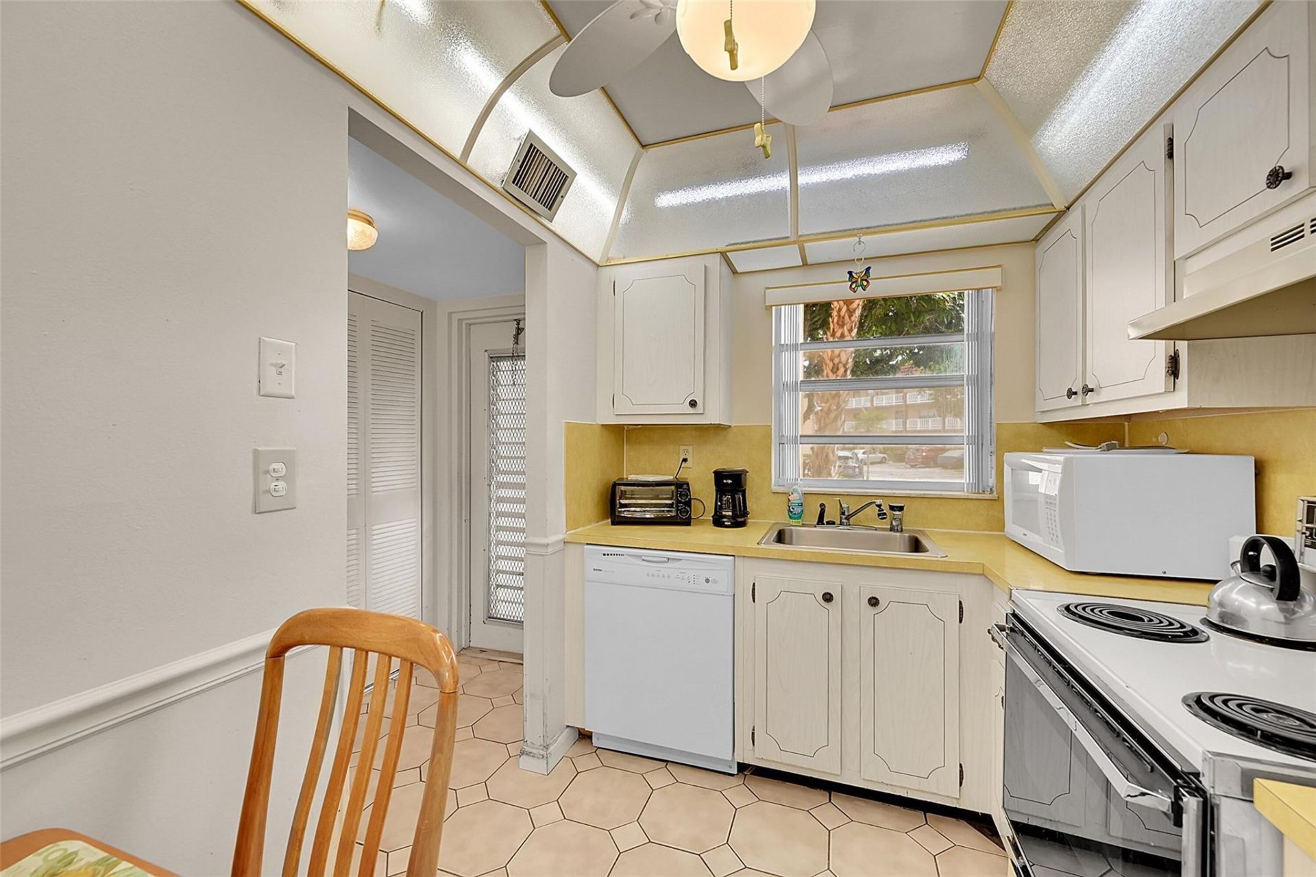 9261 Sunrise Lakes Boulevard, Unit 112, Sunrise, FL 33322 Photo