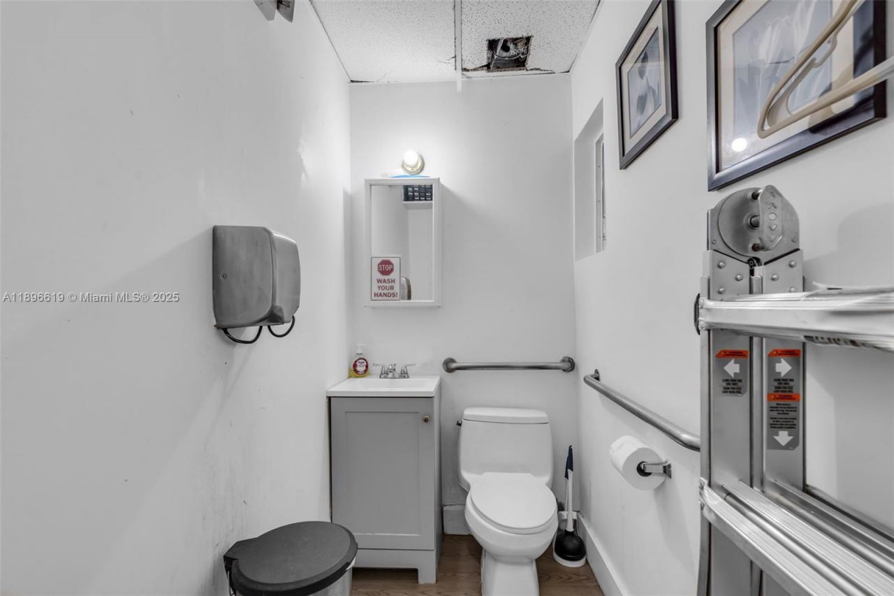 5737 SW 8th St, Miami, FL 33144 Photo