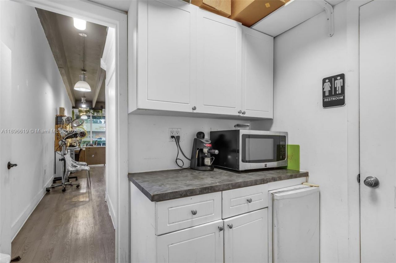 5737 SW 8th St, Miami, FL 33144 Photo