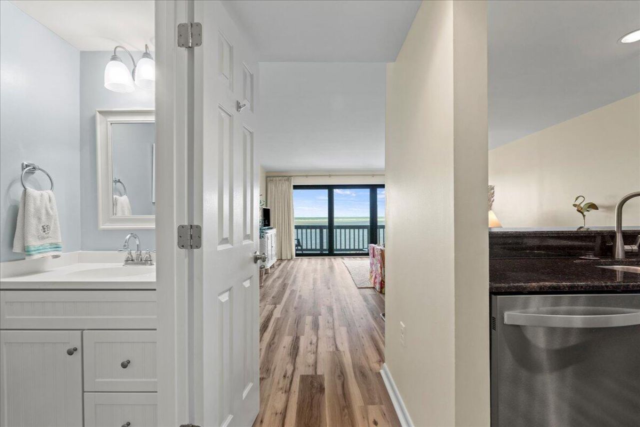 728 N Hampton Court Photo 12