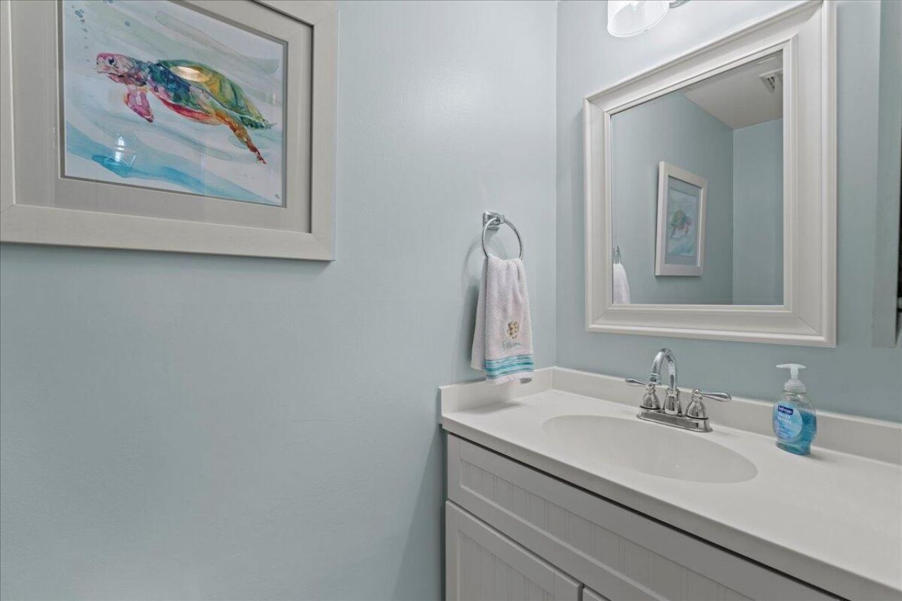 728 N Hampton Court Photo 13