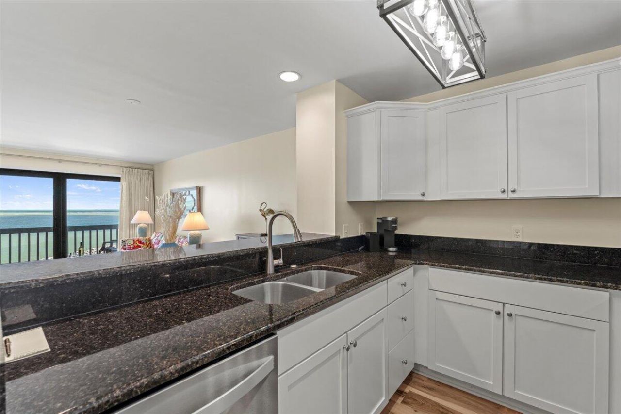 728 N Hampton Court Photo 14