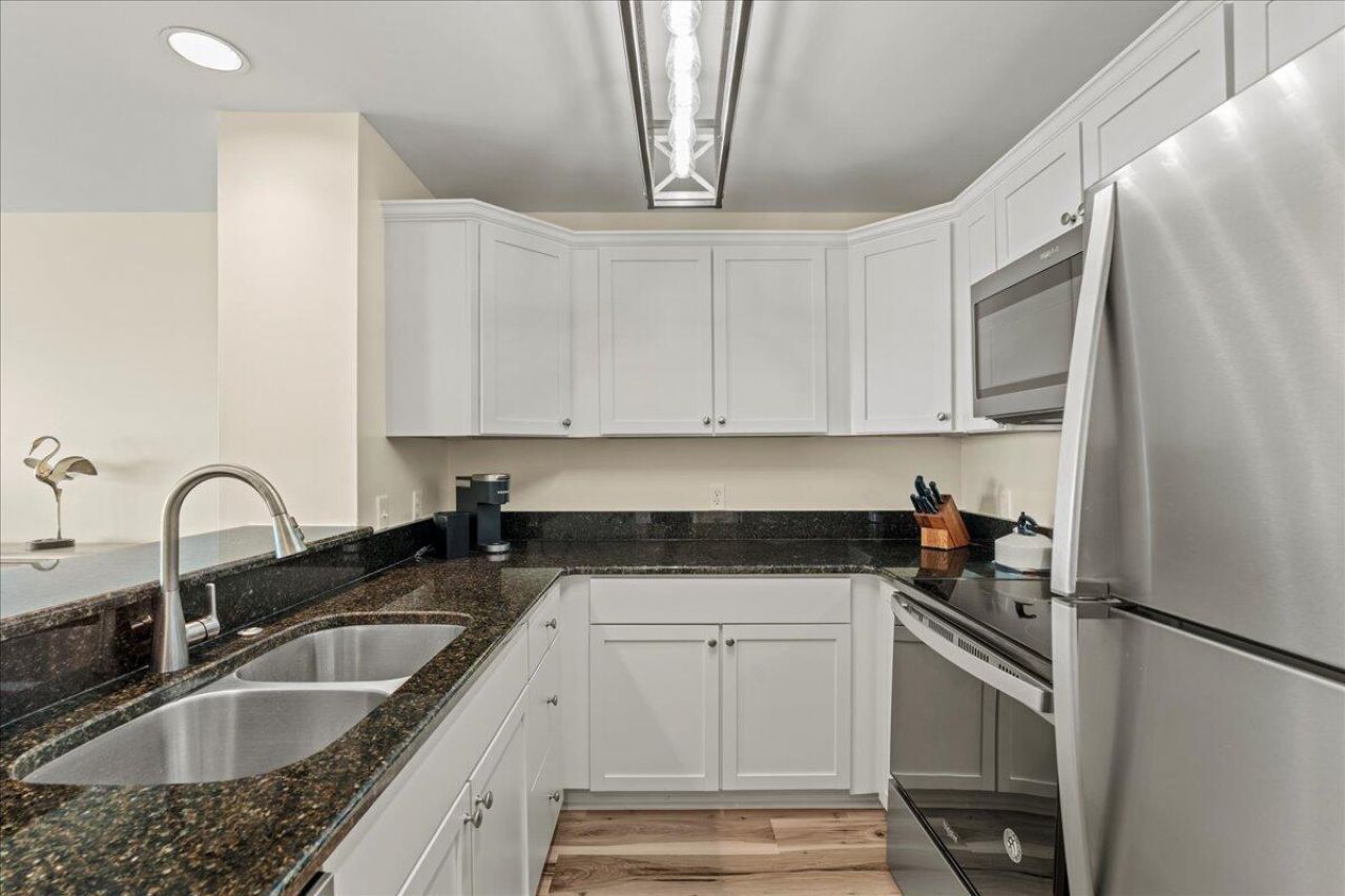 728 N Hampton Court Photo 15