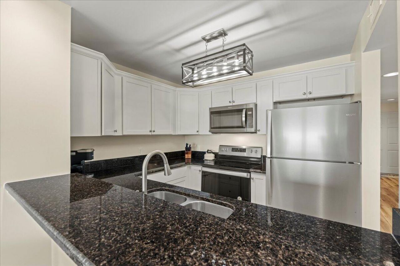 728 N Hampton Court Photo 16