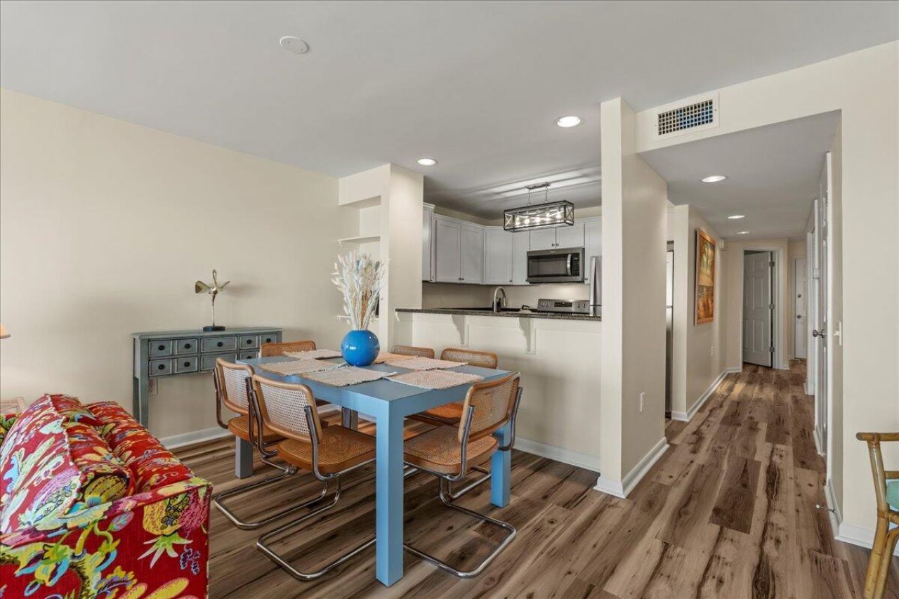 728 N Hampton Court Photo 17