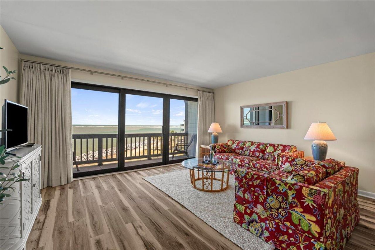 728 N Hampton Court Photo 18