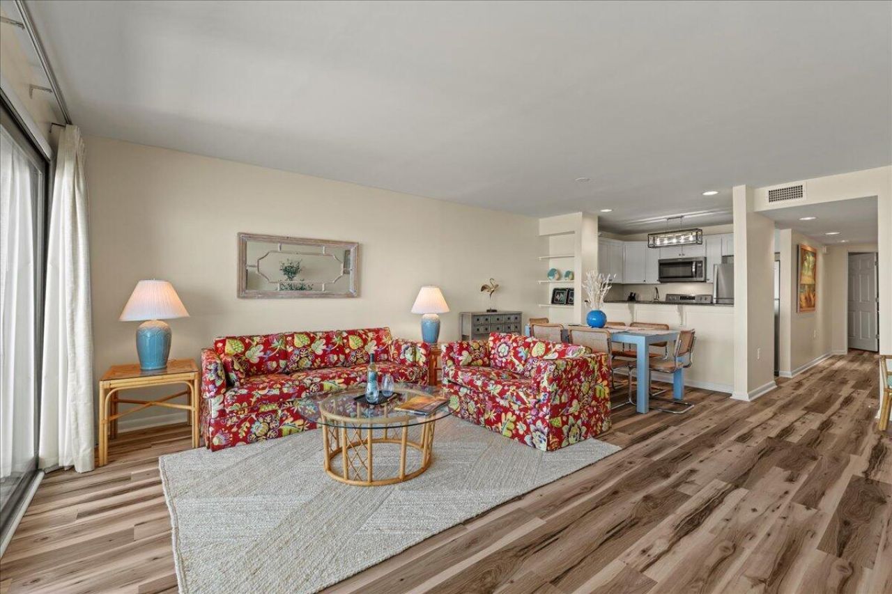 728 N Hampton Court Photo 19