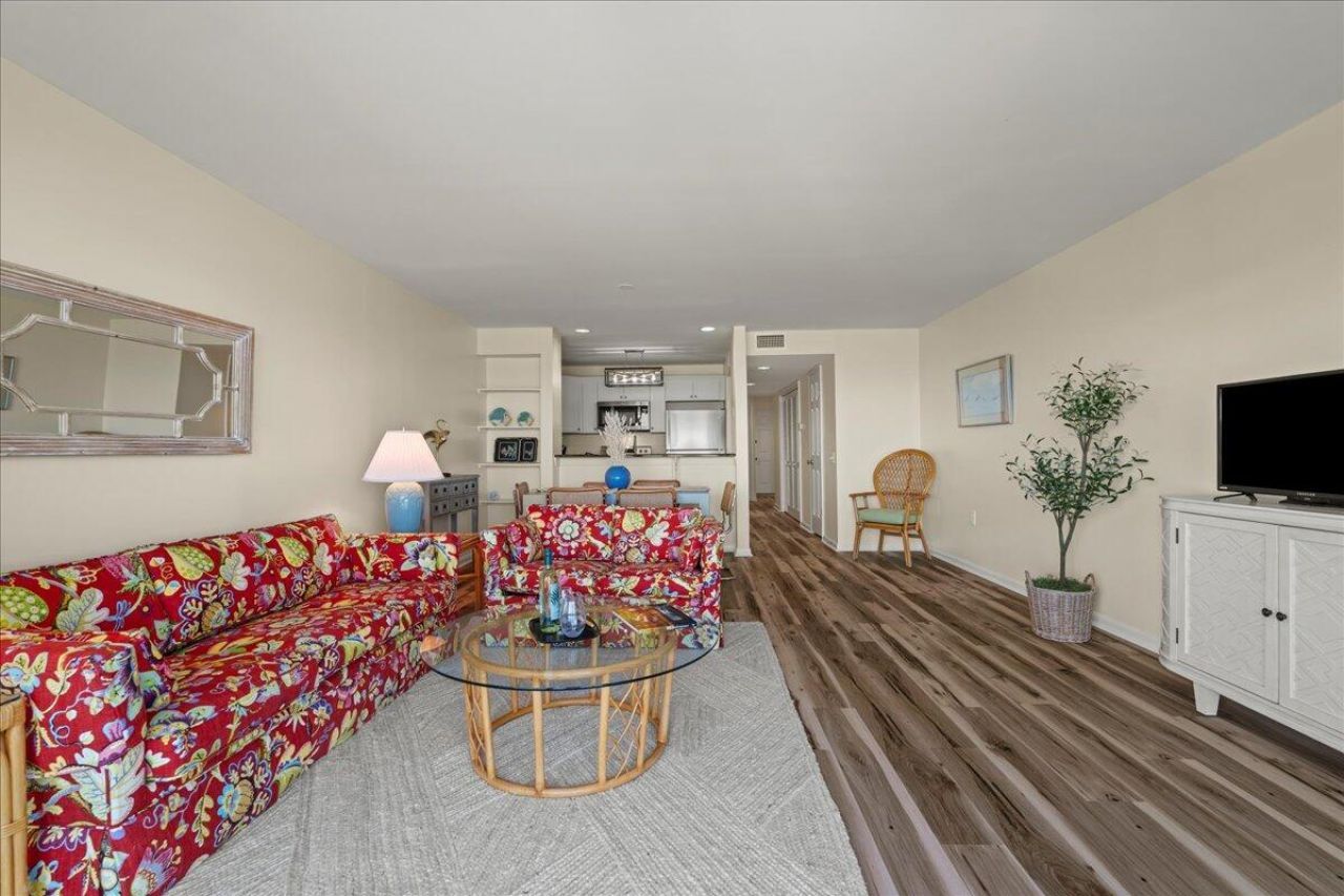 728 N Hampton Court Photo 22