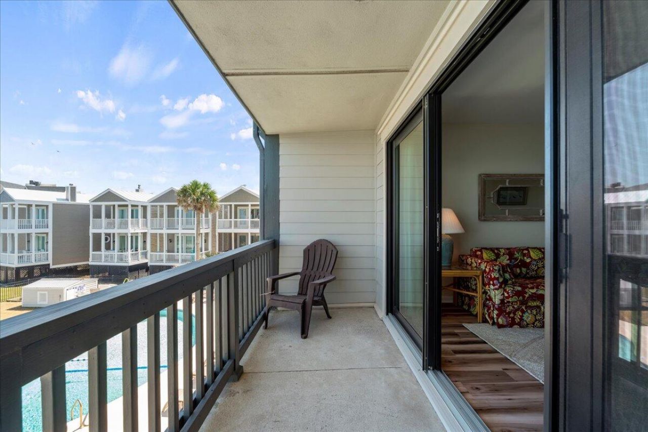 728 N Hampton Court Photo 23