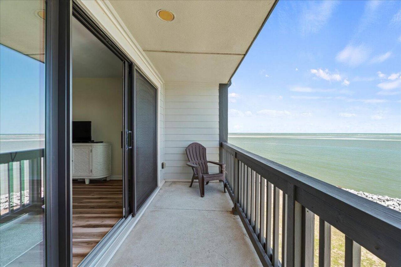 728 N Hampton Court Photo 24