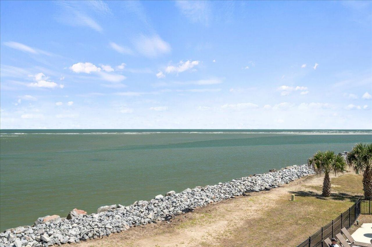 728 N Hampton Court Photo 26