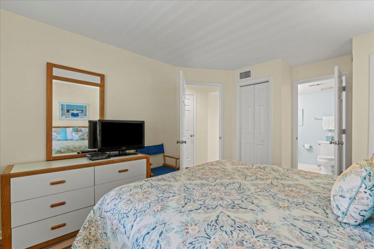 728 N Hampton Court Photo 7