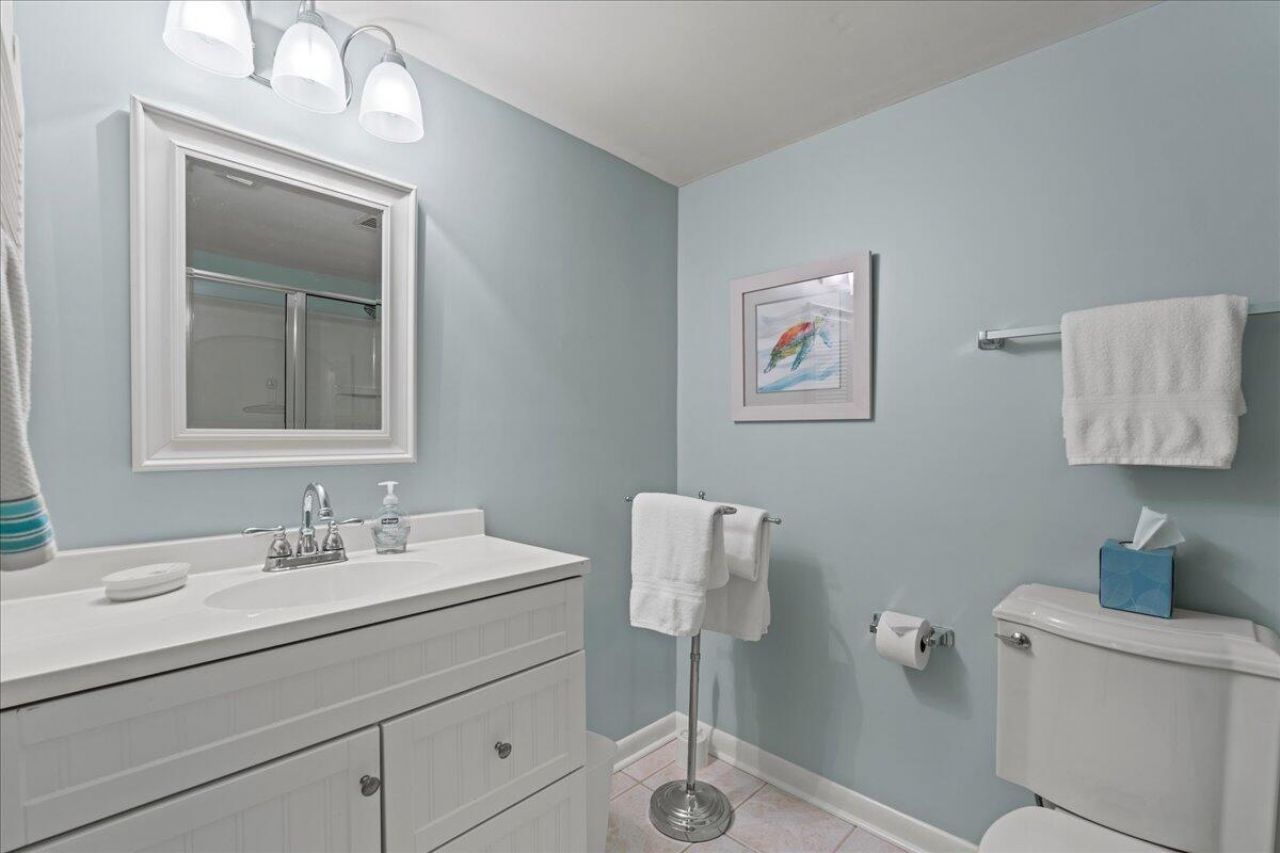 728 N Hampton Court Photo 9