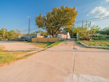 3412 E Illinois Avenue, Dallas, TX 75216