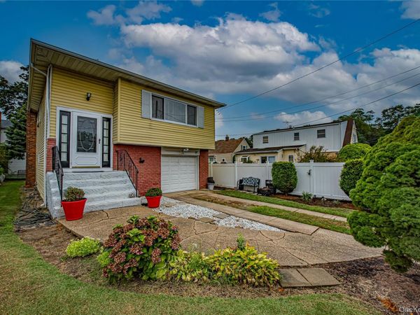 15 Major Road, Massapequa, NY 11758