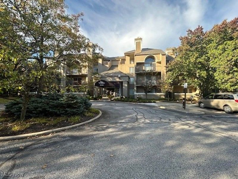 26101 Village Lane, Unit 104, Beachwood, OH 44122 Photo 2