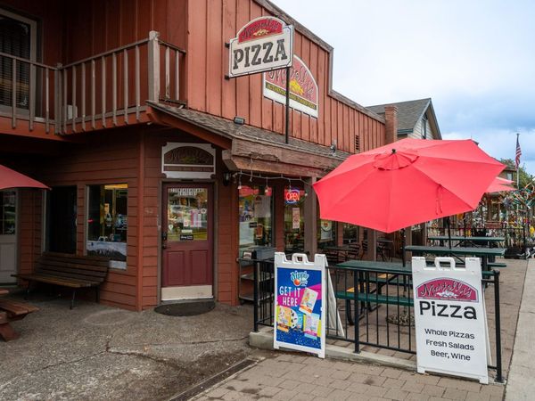 220 W Cascade Avenue, Sisters, OR 97759