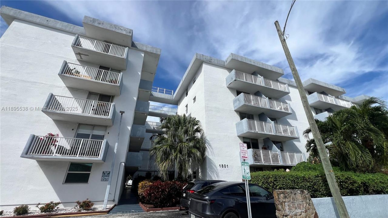 1801 S Treasure Dr, Unit 415, North Bay Village, FL 33141 Photo