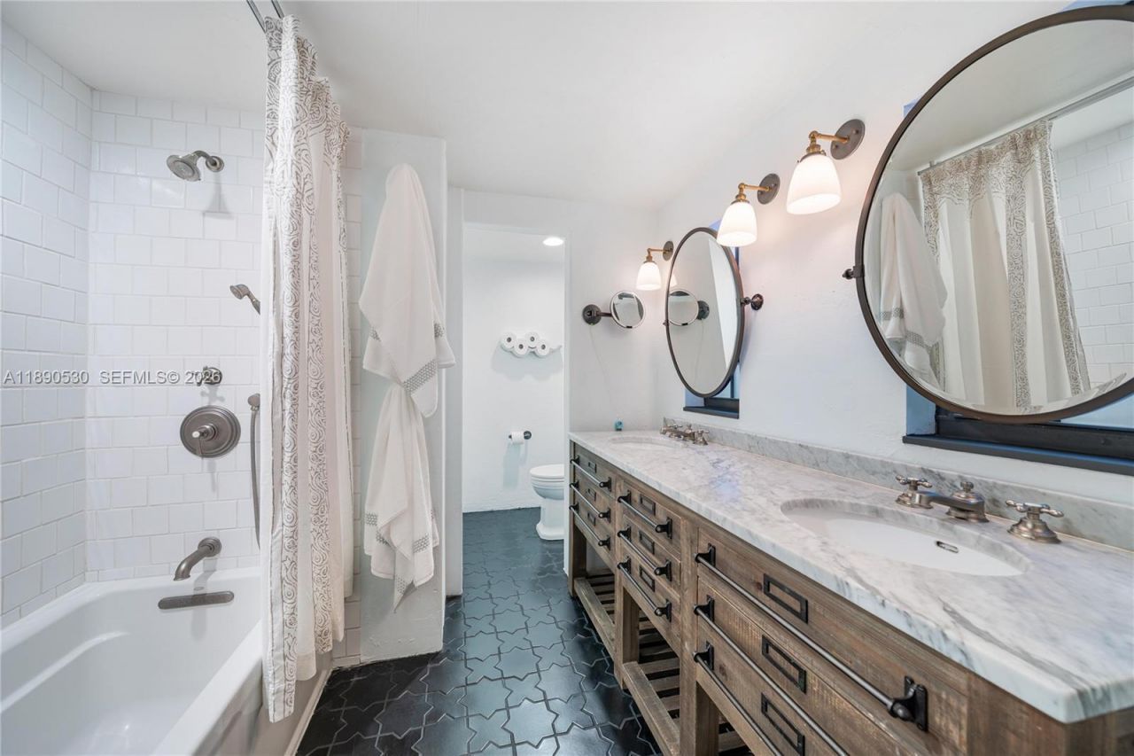 3650 N Bay Homes Dr, Miami, FL 33133 Photo