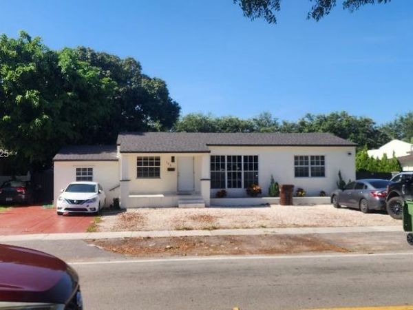 165 W 60th St, Hialeah, FL 33012