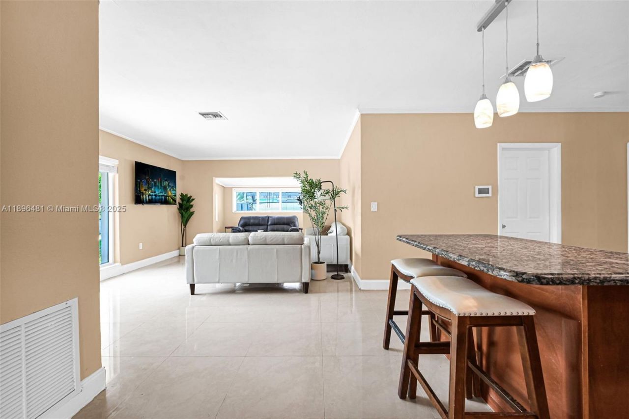 9740 Cutler Ridge Dr, Cutler Bay, FL 33157 Photo