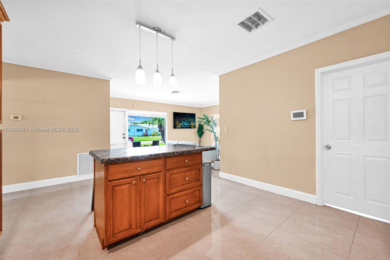 9740 Cutler Ridge Dr, Cutler Bay, FL 33157 Photo