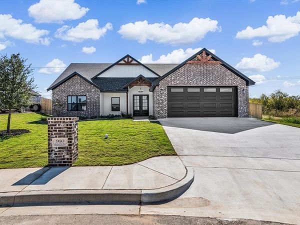 960 Gallant Fox Road, Hewitt, TX 76643