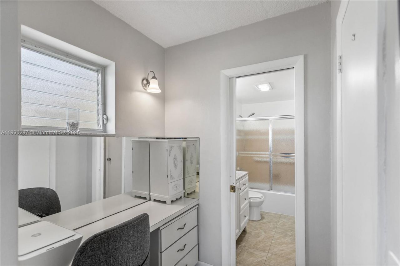 17001 NE 13th Ave, Unit 214, Miami, FL 33162 Photo