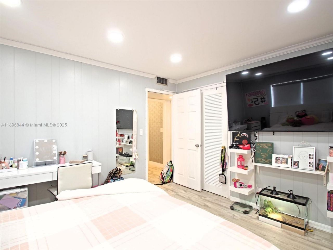 420 NE 12th Ave, Unit 401, Hallandale Beach, FL 33009 Photo