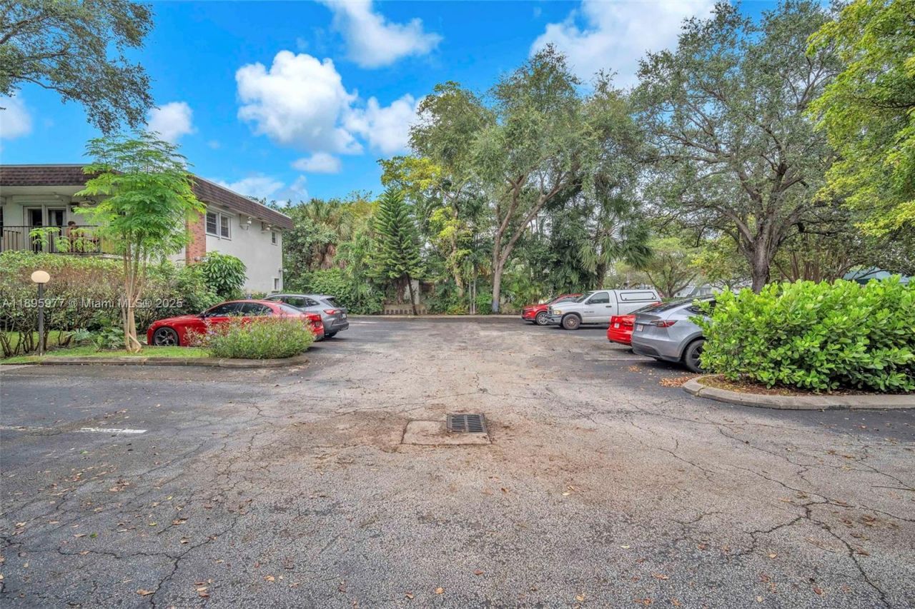 2324 Van Buren St, Unit 204, Hollywood, FL 33020 Photo