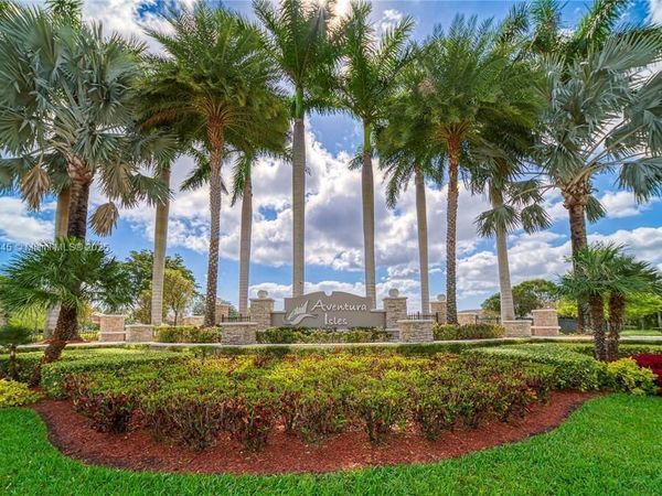 404 NE 194th Ter, Miami, FL 33179