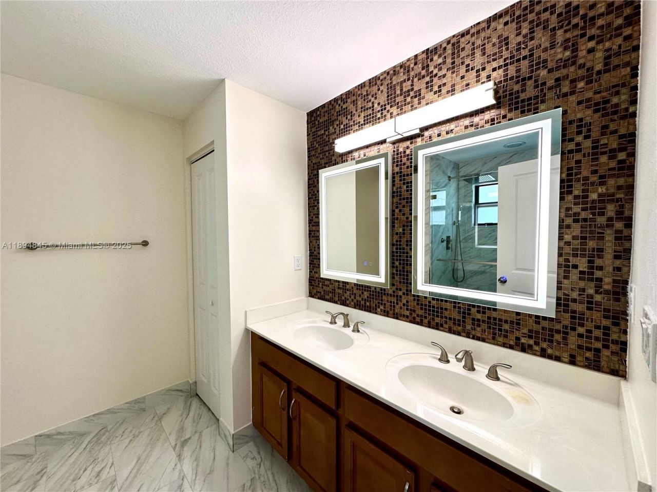 404 NE 194th Ter, Miami, FL 33179 Photo