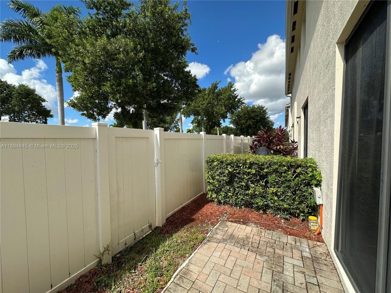 404 NE 194th Ter, Miami, FL 33179 Photo