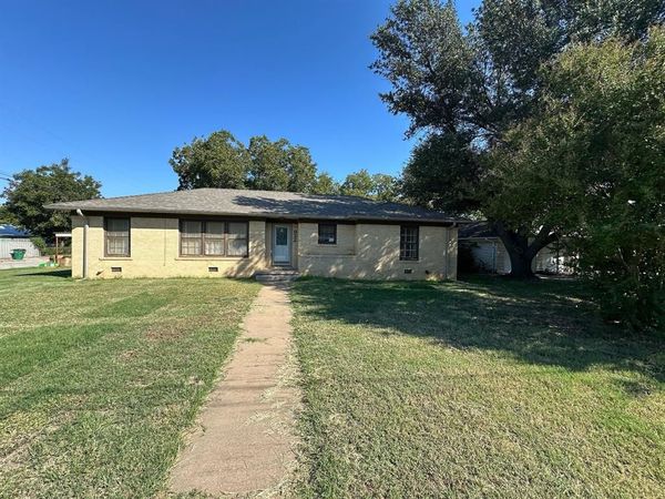 932 W Live Oak Street, Jacksboro, TX 76458