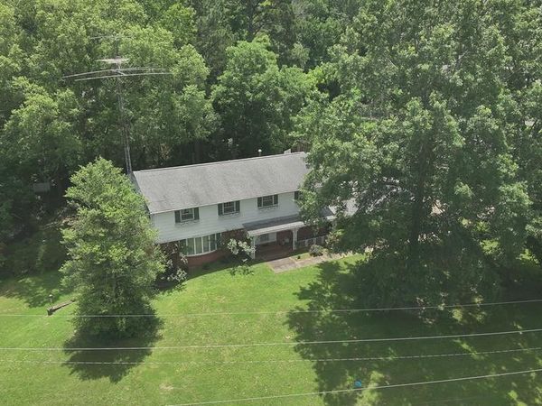 1203 Brentwood St, Paris, TN 38242