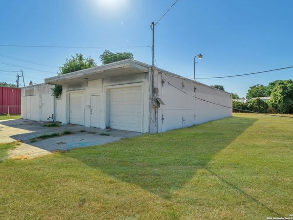 920 dallas, San Antonio, TX 78215