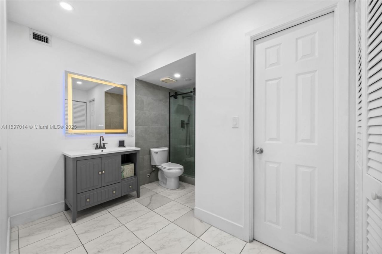 401 Golden Isles Dr, Unit 304, Hallandale Beach, FL 33009 Photo