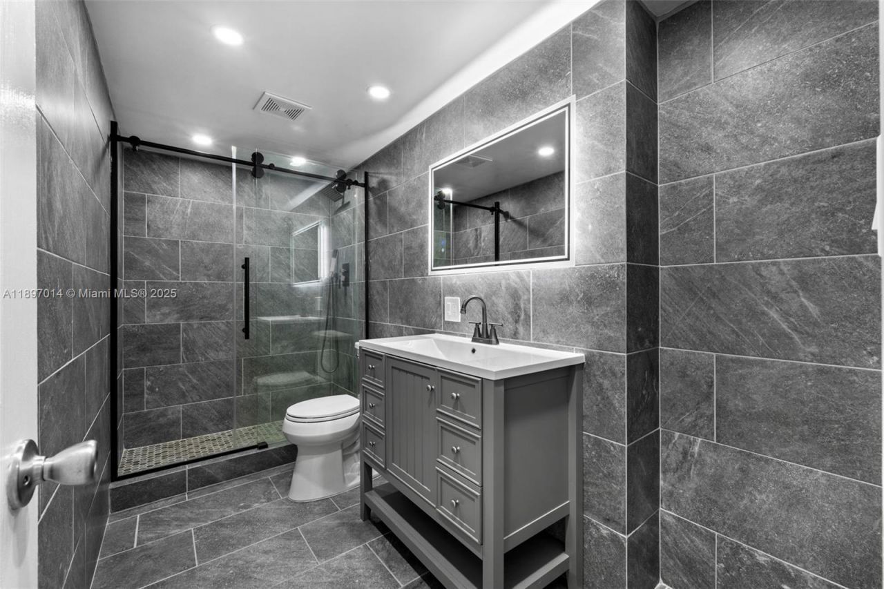 401 Golden Isles Dr, Unit 304, Hallandale Beach, FL 33009 Photo