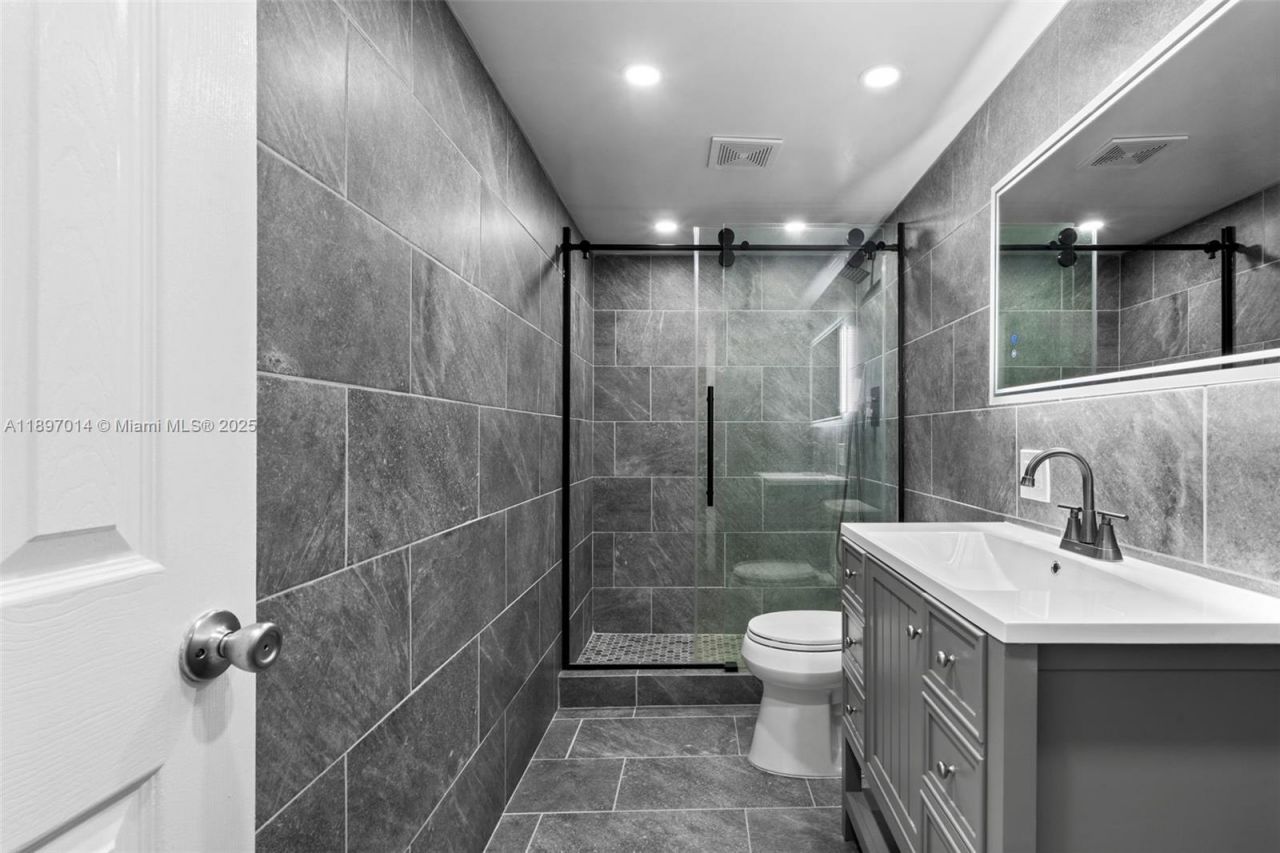 401 Golden Isles Dr, Unit 304, Hallandale Beach, FL 33009 Photo