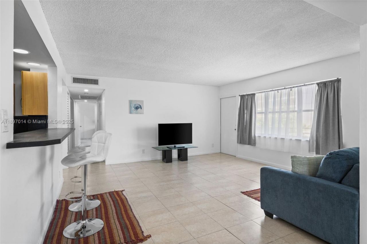 401 Golden Isles Dr, Unit 304, Hallandale Beach, FL 33009 Photo