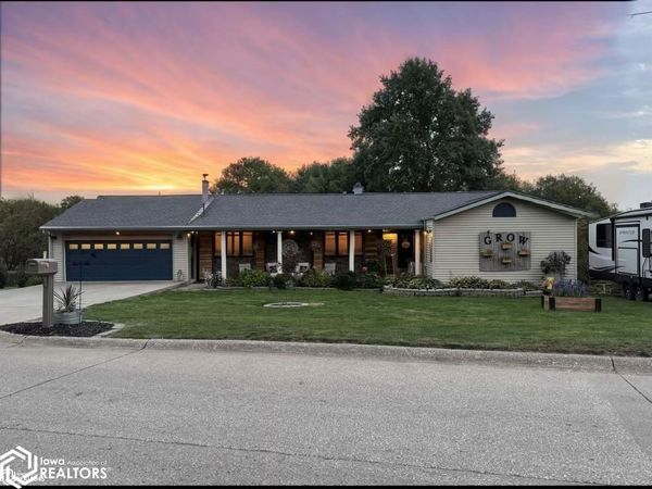 1007 W Spring Street, Sigourney, IA 52591